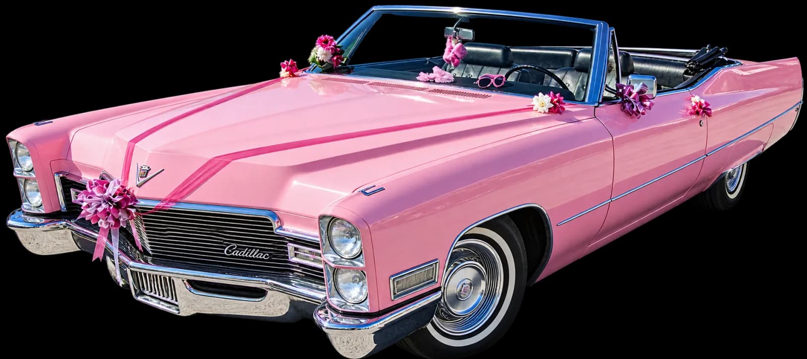 Cadillac Deville cabriolet rose de 1968 décorée de rubans et de fleurs pour un mariage